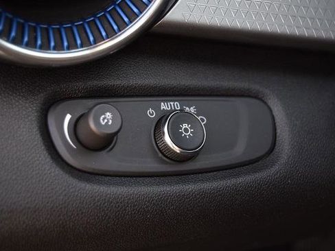 Used 2025 Chevrolet Trax LT w/ LT Convenience Package image 10