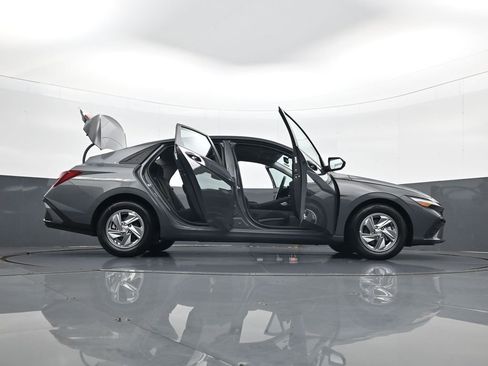 Certified 2024 Hyundai Elantra SE image 33