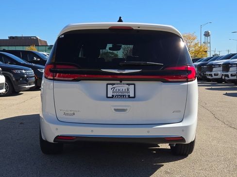New 2026 Chrysler Pacifica Select image 13