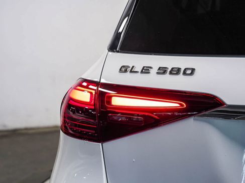 Used 2024 Mercedes-Benz GLE 580 4MATIC image 11