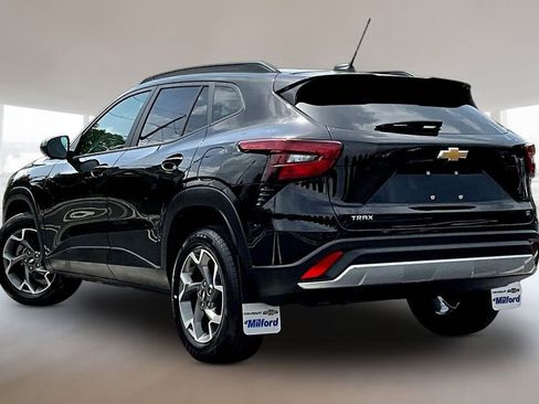 Used 2025 Chevrolet Trax LT FWD image 4