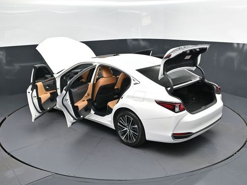 Certified 2024 Lexus ES 250 w/ Premium Package image 2