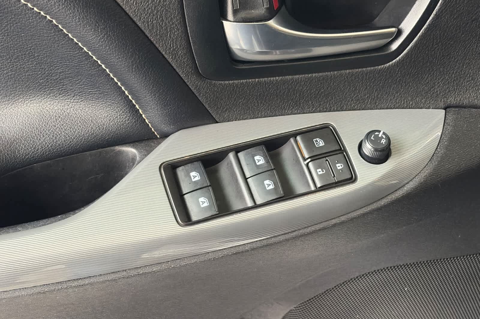 Used 2020 Toyota Sienna SE w/ Preferred Accessory Package FWD image 13