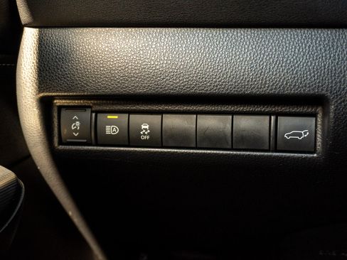 Used 2022 Toyota Venza XLE AWD/4WD image 27