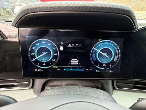 Used 2025 Hyundai Elantra Limited image 28