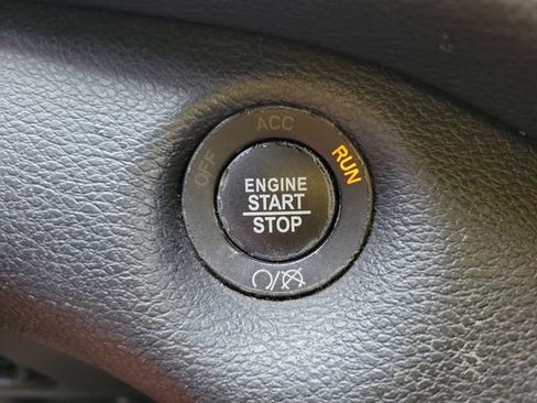 Used 2019 Jeep Cherokee Latitude Plus w/ Comfort/Convenience Group FWD image 30