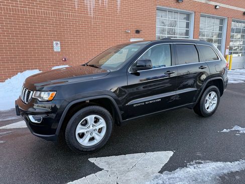 Used 2017 Jeep Grand Cherokee Laredo w/ Quick Order Package 23E AWD/4WD image 3