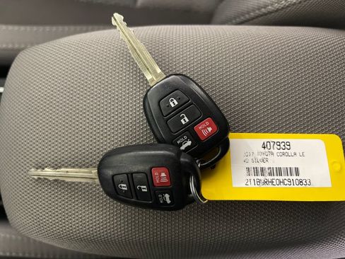 Used 2017 Toyota Corolla LE w/ Carpet Mat Package (TMS) FWD image 26