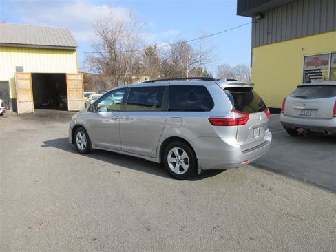 Used 2020 Toyota Sienna LE image 3