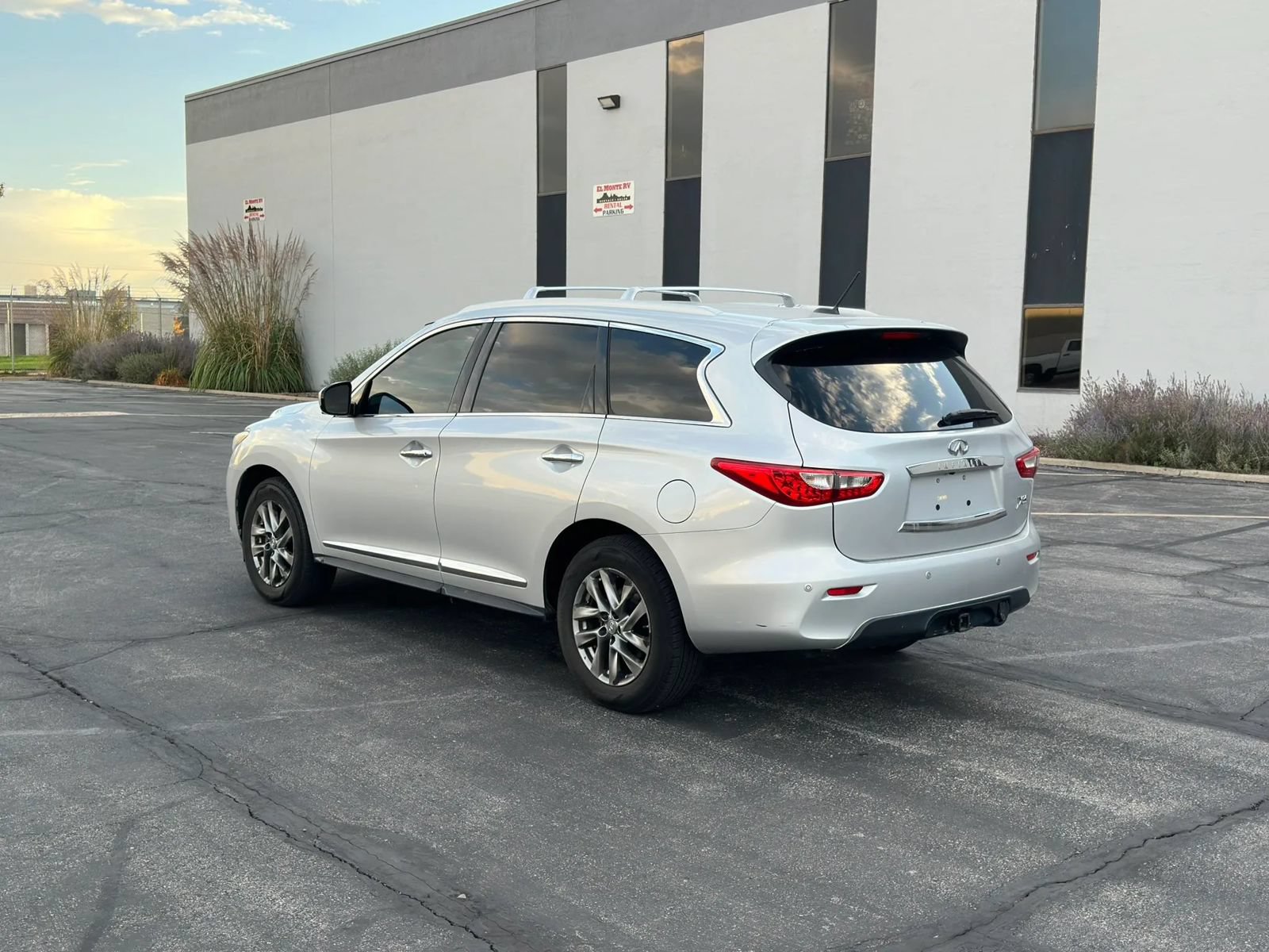Used 2013 INFINITI JX35 AWD w/ Premium Pkg image 3