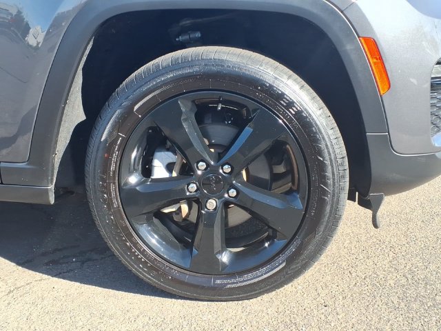 Certified 2023 Jeep Grand Cherokee Limited w/ Black Appearance Package AWD/4WD image 9