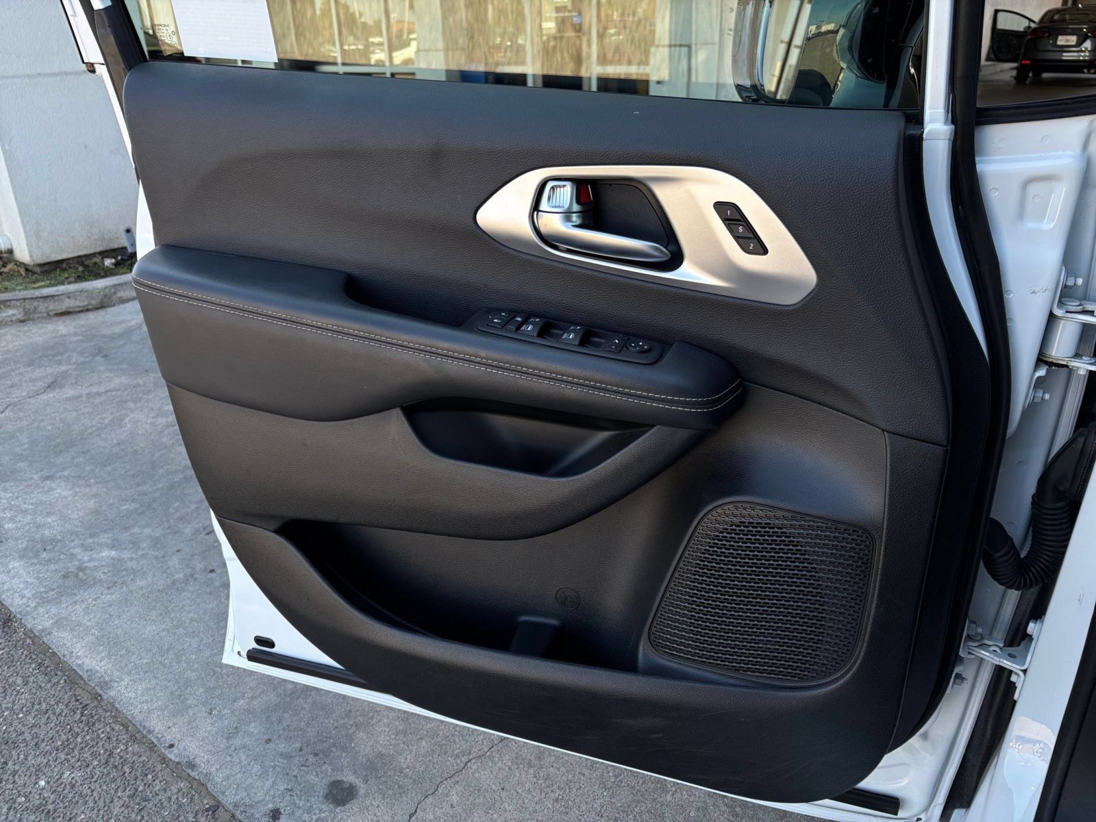 Used 2025 Chrysler Pacifica Limited FWD image 18