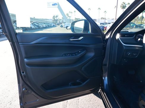 New 2025 Jeep Grand Cherokee Altitude image 11