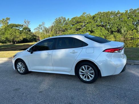 Used 2024 Toyota Corolla LE w/ LE Convenience Package FWD image 3