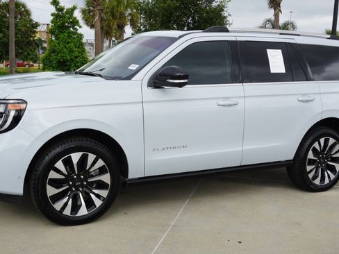Used 2025 Ford Expedition Platinum w/ Driver's Package AWD/4WD image 5