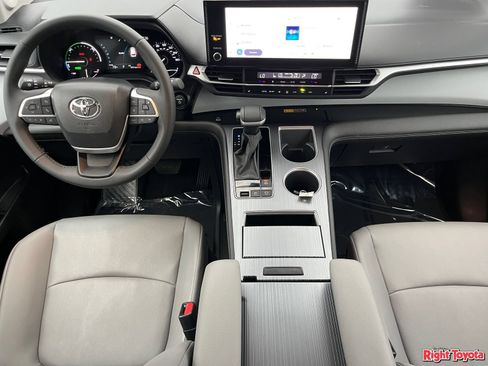 Certified 2026 Toyota Sienna XLE FWD image 16