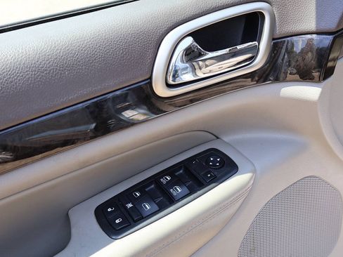 Used 2012 Jeep Grand Cherokee Laredo AWD/4WD image 12