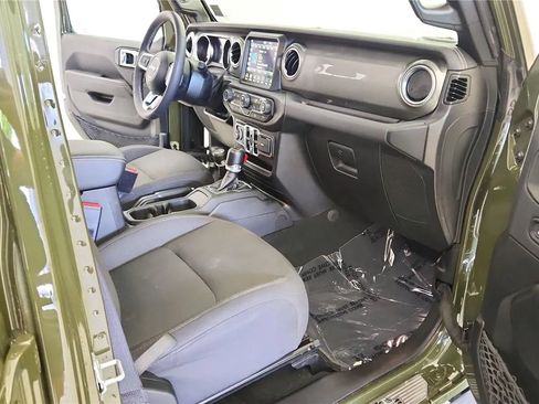 Used 2023 Jeep Gladiator Overland w/ Cold Weather Group AWD/4WD image 35