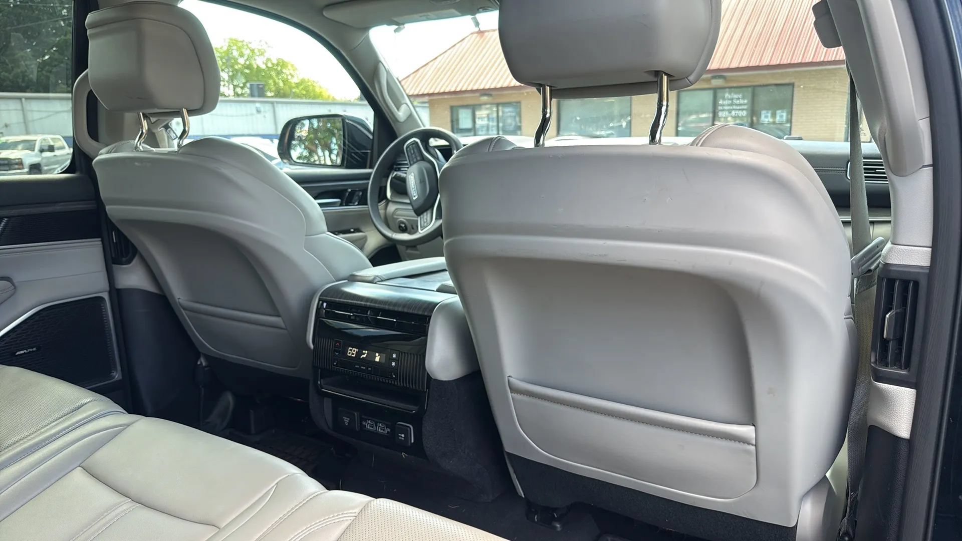Used 2024 Jeep Wagoneer L Series II w/ Flexible Seating Group RWD image 10