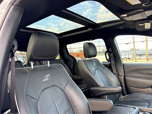 Certified 2023 Chrysler Pacifica Limited w/ S Appearance Package image 8