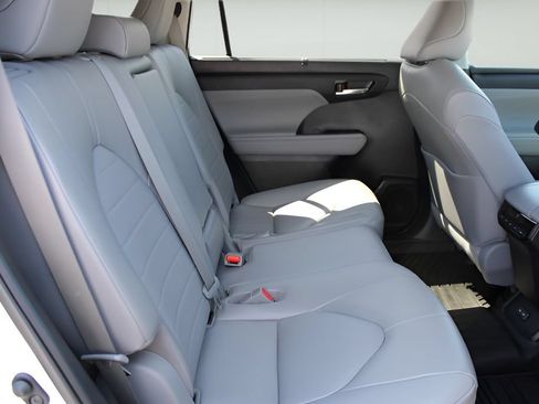 Used 2023 Toyota Highlander XLE AWD/4WD image 24