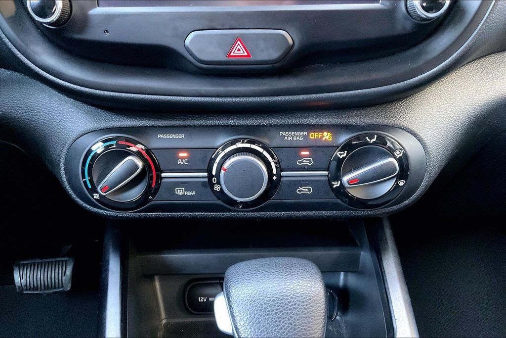 Used 2025 Kia Soul LX w/ LX Technology Package FWD image 31