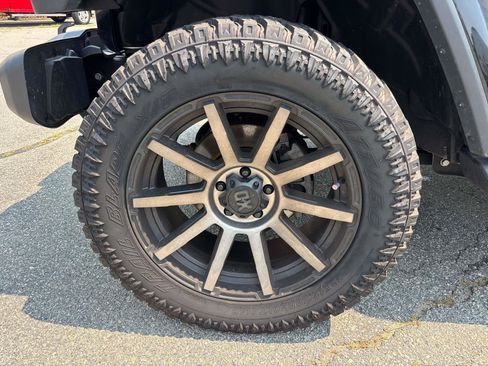 Used 2018 Jeep Wrangler Unlimited Sahara w/ Dual Top Group AWD/4WD image 6