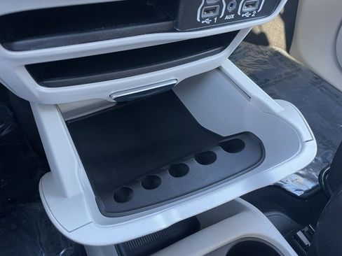 Used 2024 Chrysler Voyager LX image 15