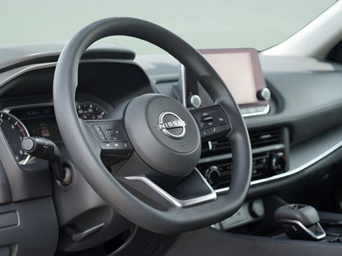 Used 2024 Nissan Rogue S AWD/4WD image 21