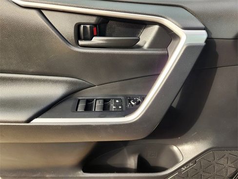 Used 2021 Toyota RAV4 LE image 29