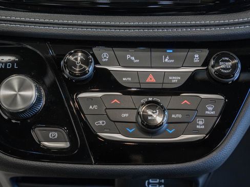 New 2026 Chrysler Pacifica Select image 16