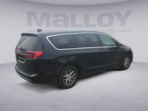 Used 2024 Chrysler Pacifica Touring-L image 5
