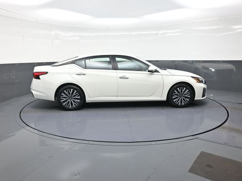 Used 2023 Nissan Altima 2.5 SV image 2