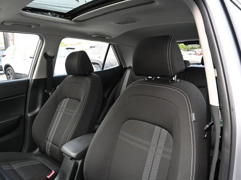 Used 2022 Hyundai Venue SEL image 16