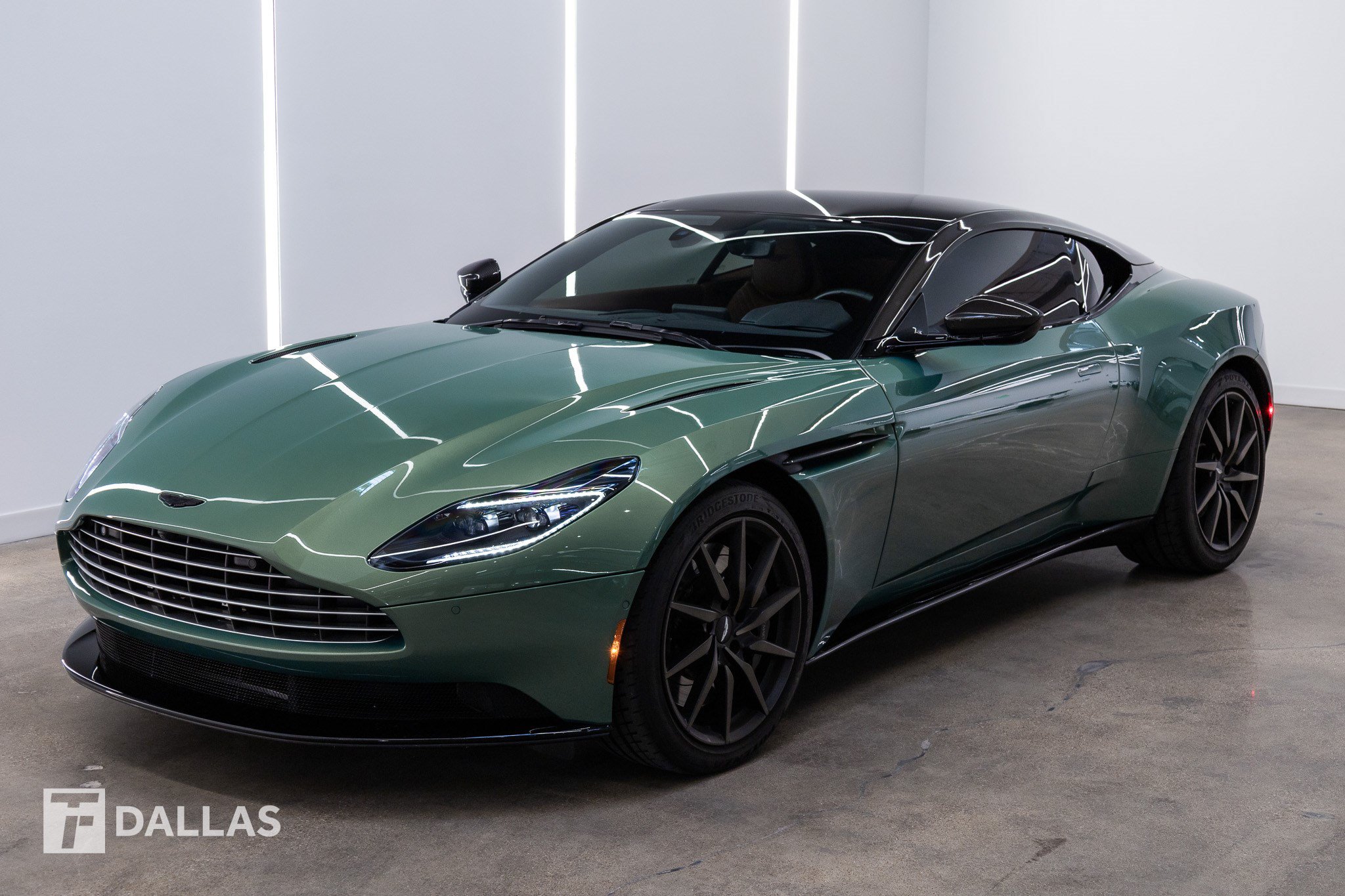 Used 2022 Aston Martin DB11 Coupe RWD image 2