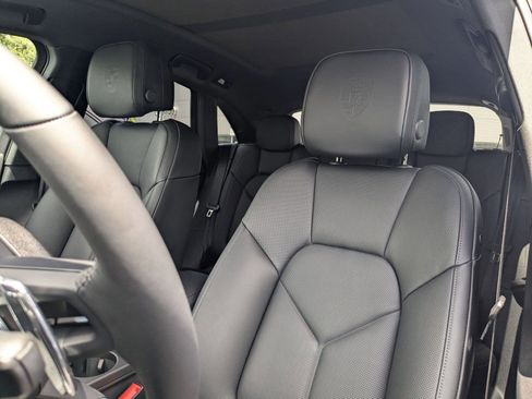 Certified 2025 Porsche Macan image 5