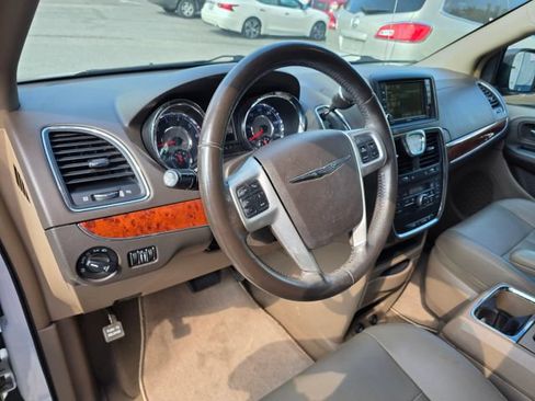 Used 2015 Chrysler Town & Country Touring FWD image 13