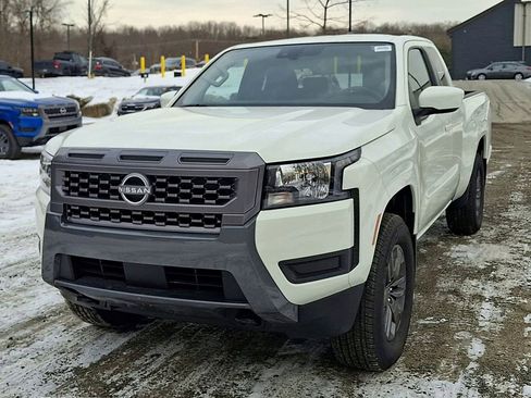 Used 2025 Nissan Frontier SV image 3