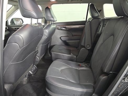 Used 2024 Toyota Highlander Platinum AWD/4WD image 12