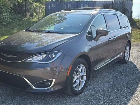 Used 2018 Chrysler Pacifica Touring-L w/ Tire & Wheel Group FWD image 2