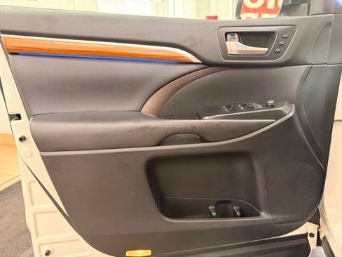 Used 2017 Toyota Highlander Limited AWD/4WD image 10