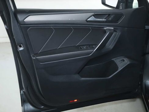 Certified 2024 Volkswagen Tiguan SE w/ Panoramic Sunroof Package AWD/4WD image 16