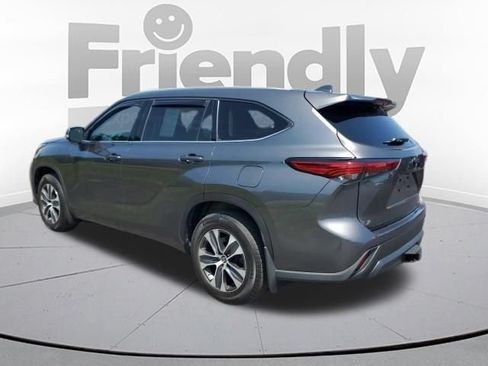 Used 2022 Toyota Highlander XLE AWD/4WD image 3
