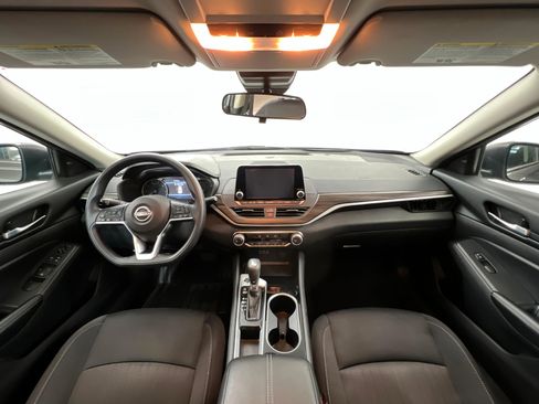 Used 2024 Nissan Altima 2.5 SV image 10