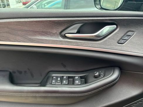 Used 2025 Jeep Grand Cherokee L Limited w/ Luxury Tech Group II RWD image 21