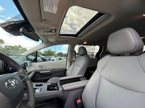 Used 2024 Toyota Sienna XLE FWD image 12