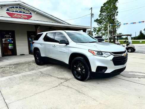 Used 2021 Chevrolet Traverse LS image 3