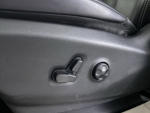 Used 2023 Chrysler Pacifica Touring-L image 13