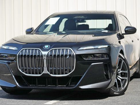 Used 2023 BMW i7 xDrive60 w/ Executive Package 2 AWD/4WD image 3