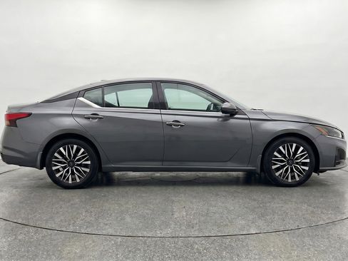 Used 2025 Nissan Altima 2.5 SV FWD image 11